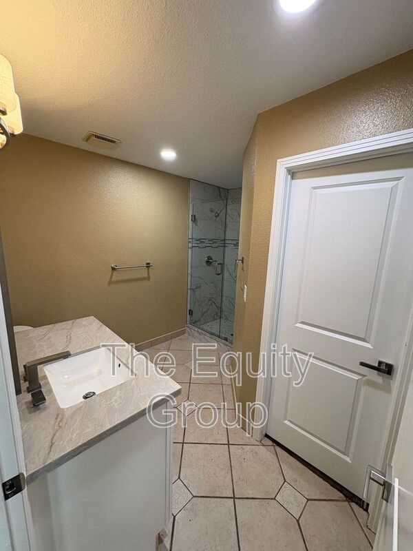 Building Photo - 2322 E Vassar Dr
