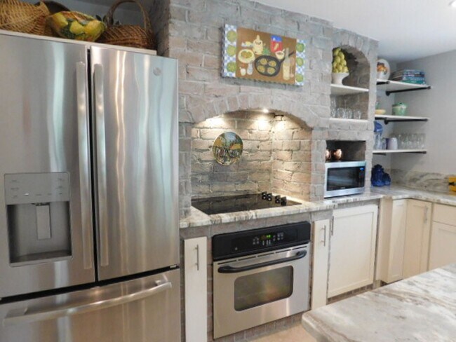 Building Photo - Spacious 2 Bedroom Home Located In Sea Pines