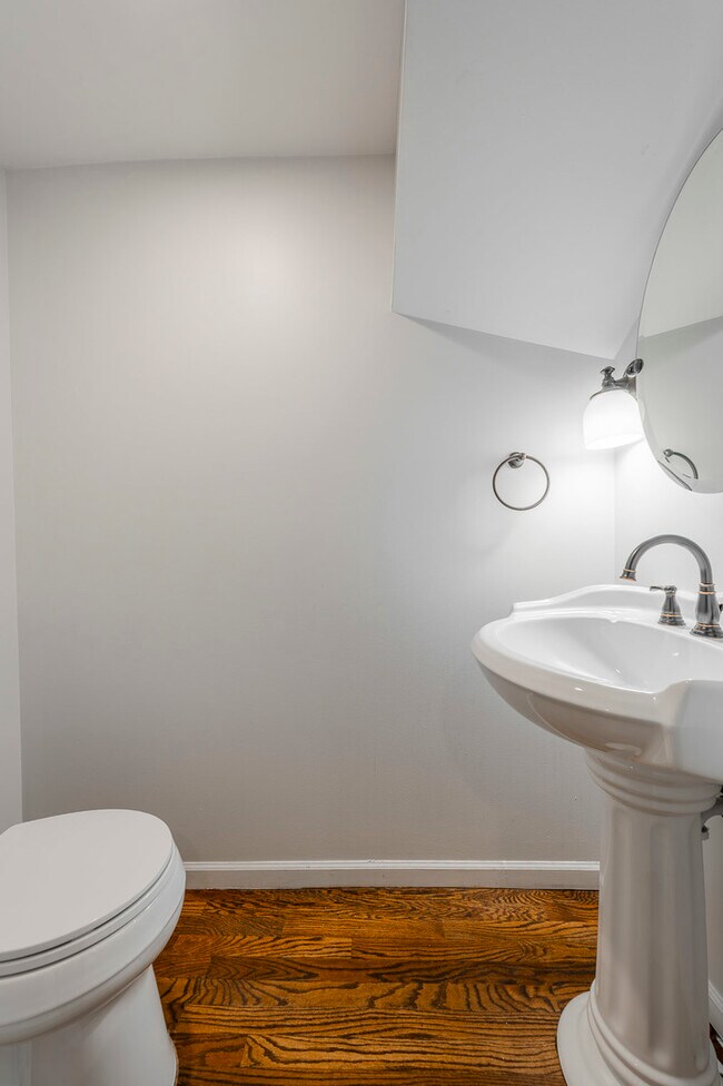 Building Photo - 1709 W Barry Ave