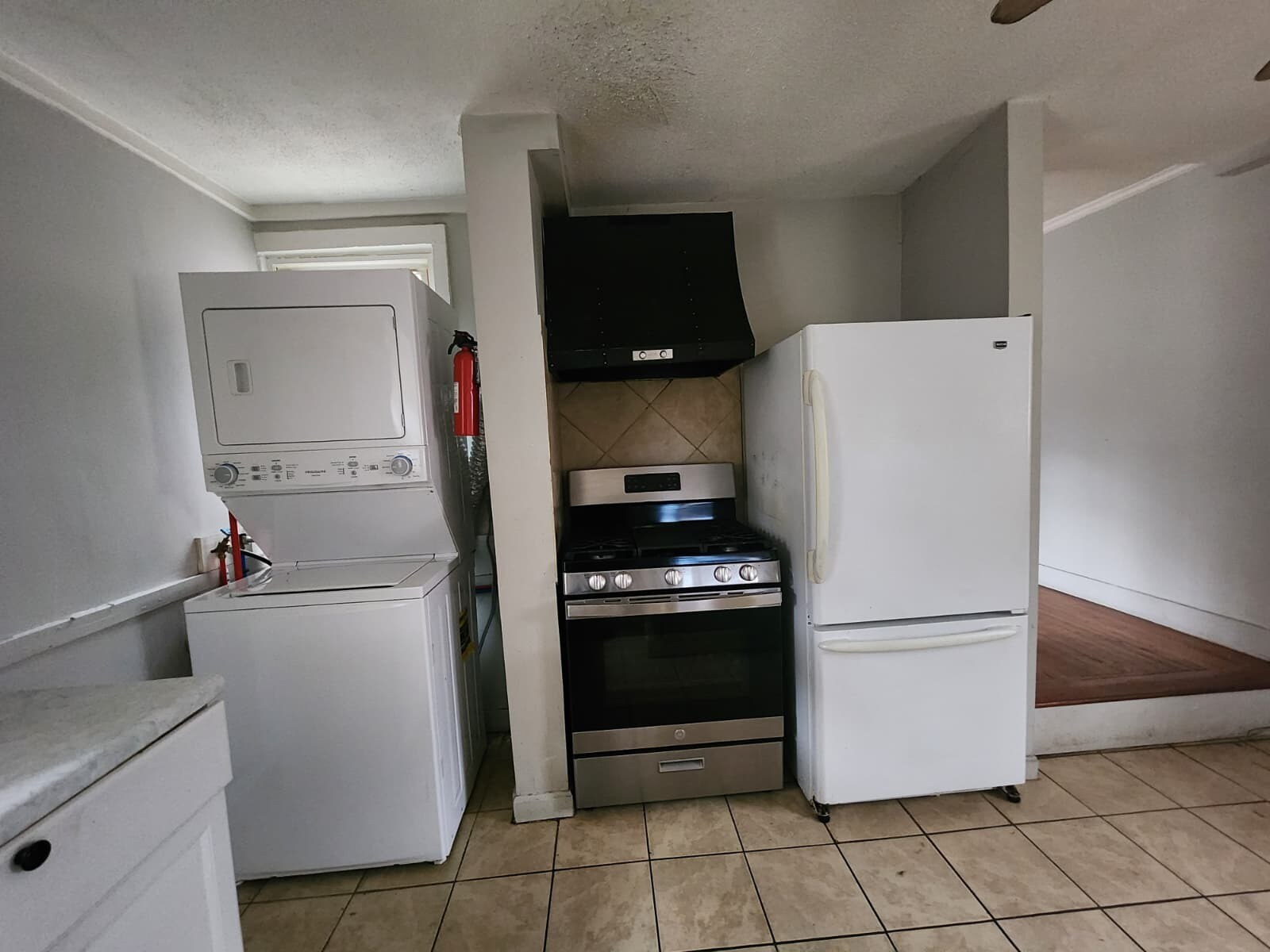 Building Photo - 300 W Elm St