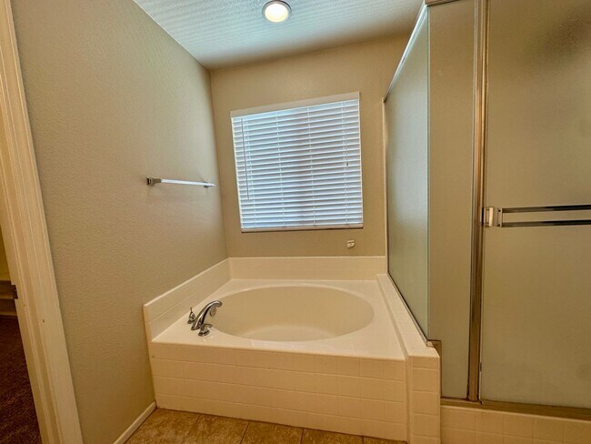 Building Photo - Large 3 bedroom home with loft and large b...