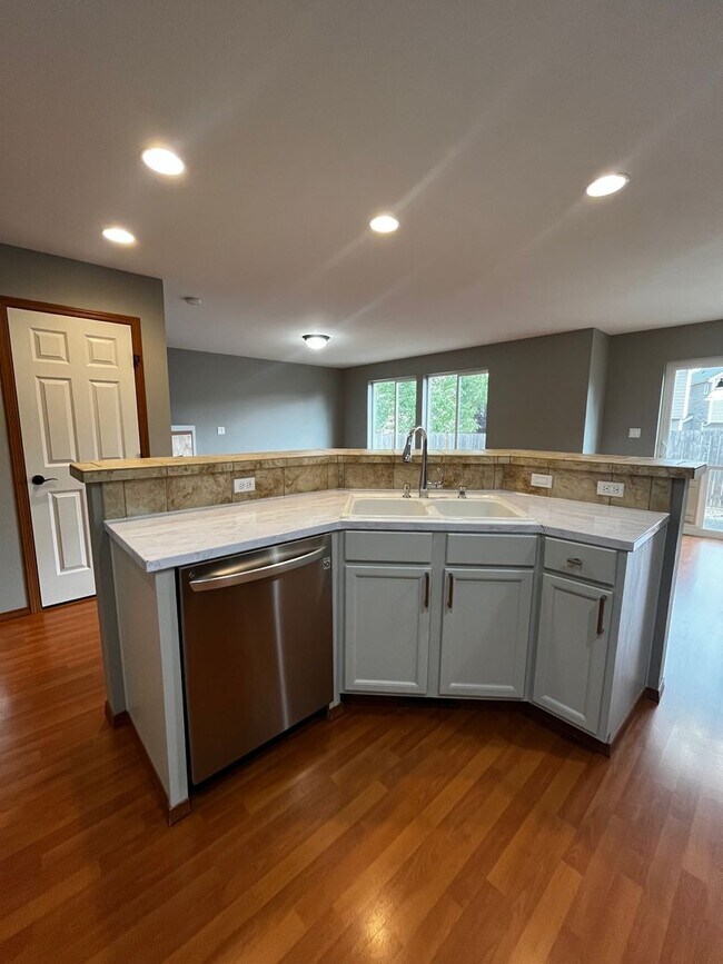 Building Photo - Beautiful 3 bedroom, 2.5 bath House in Puy...