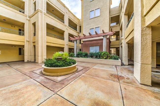 Building Photo - 220 E Flamingo Rd