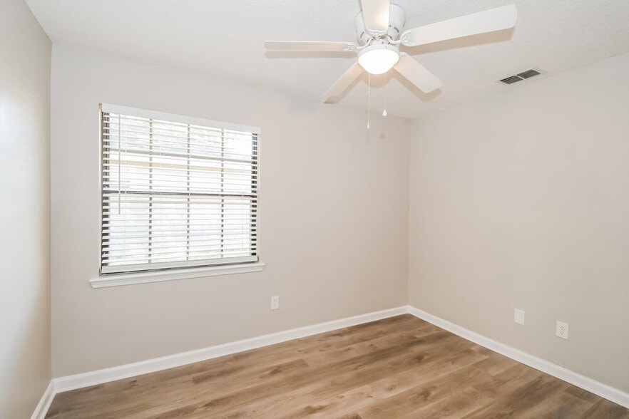 Building Photo - 874 Long Lake Dr