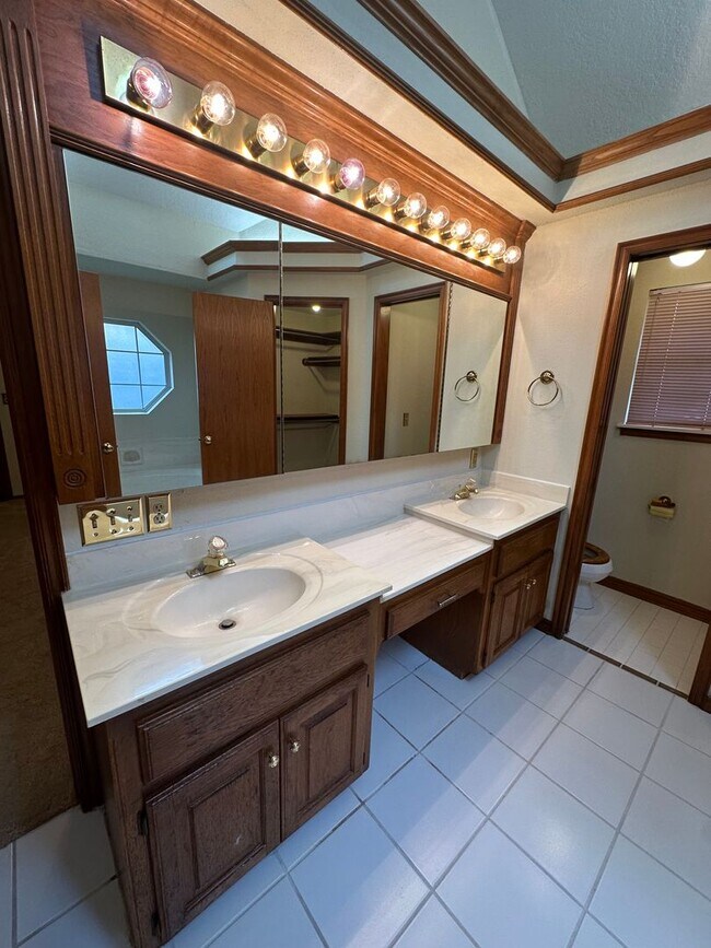 Building Photo - 4 Bed, 2.5 Bath Brick home with 2 car garage