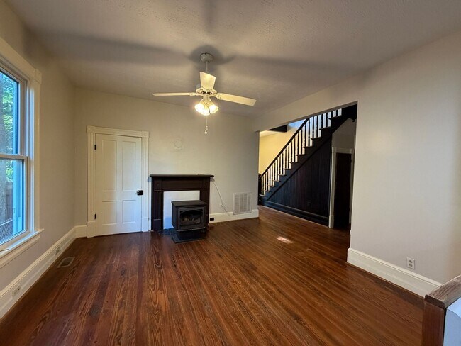 Building Photo - 606 Elm Ave