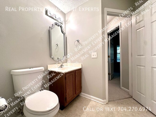 Building Photo - **MOVE IN SPECIAL!**Charming 2BR/2BA Condo...