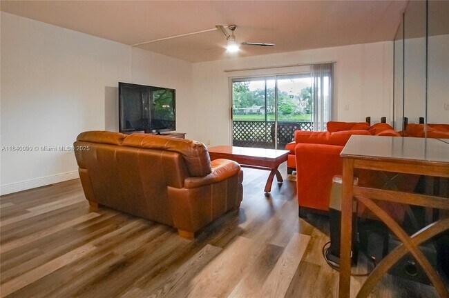 Building Photo - 407 Gardens Dr