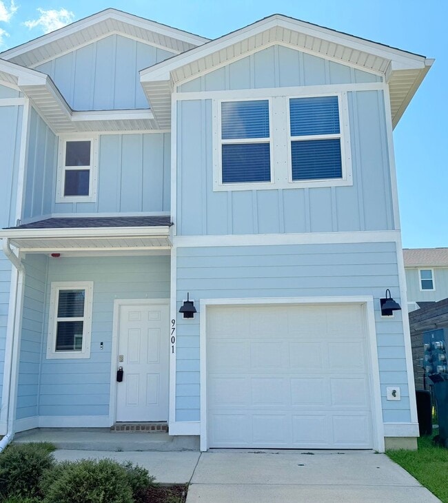Building Photo - Stunning Townhome - End Unit