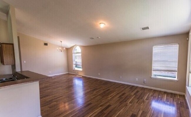 Building Photo - AVAILABLE NOW! - 2 WEEKS FREE (SECTION 8 A...