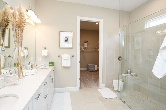 Building Photo - BRAND NEW** STUNNING POOL HOME**PROFESSIONALLY DECORATED**3 BEDS + DEN/ 3 FULL BATHS***ESPLANADE ...