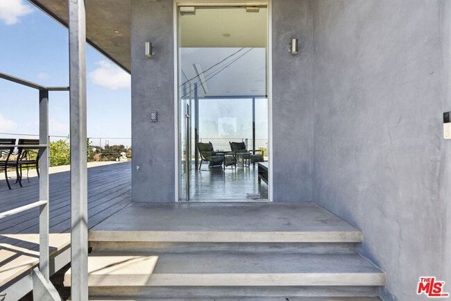 Building Photo - 9012 Crescent Dr