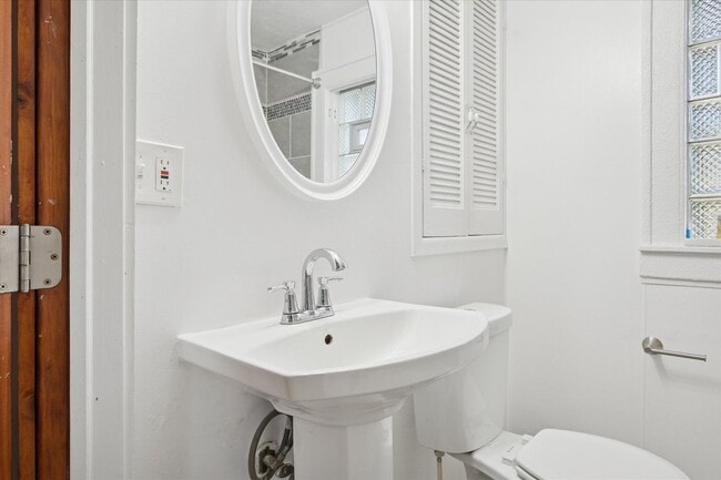 Building Photo - Redford - 3 Bedroom - $1,400/month