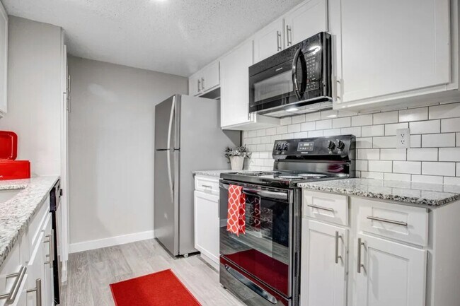 Building Photo - 2101 Burton Dr