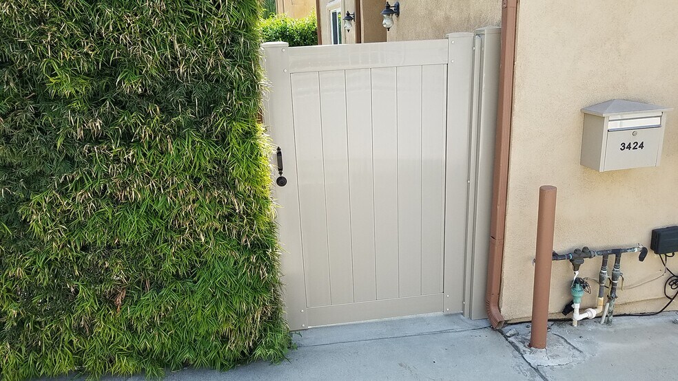 Gated Entry - 3424 Bellevue Ave