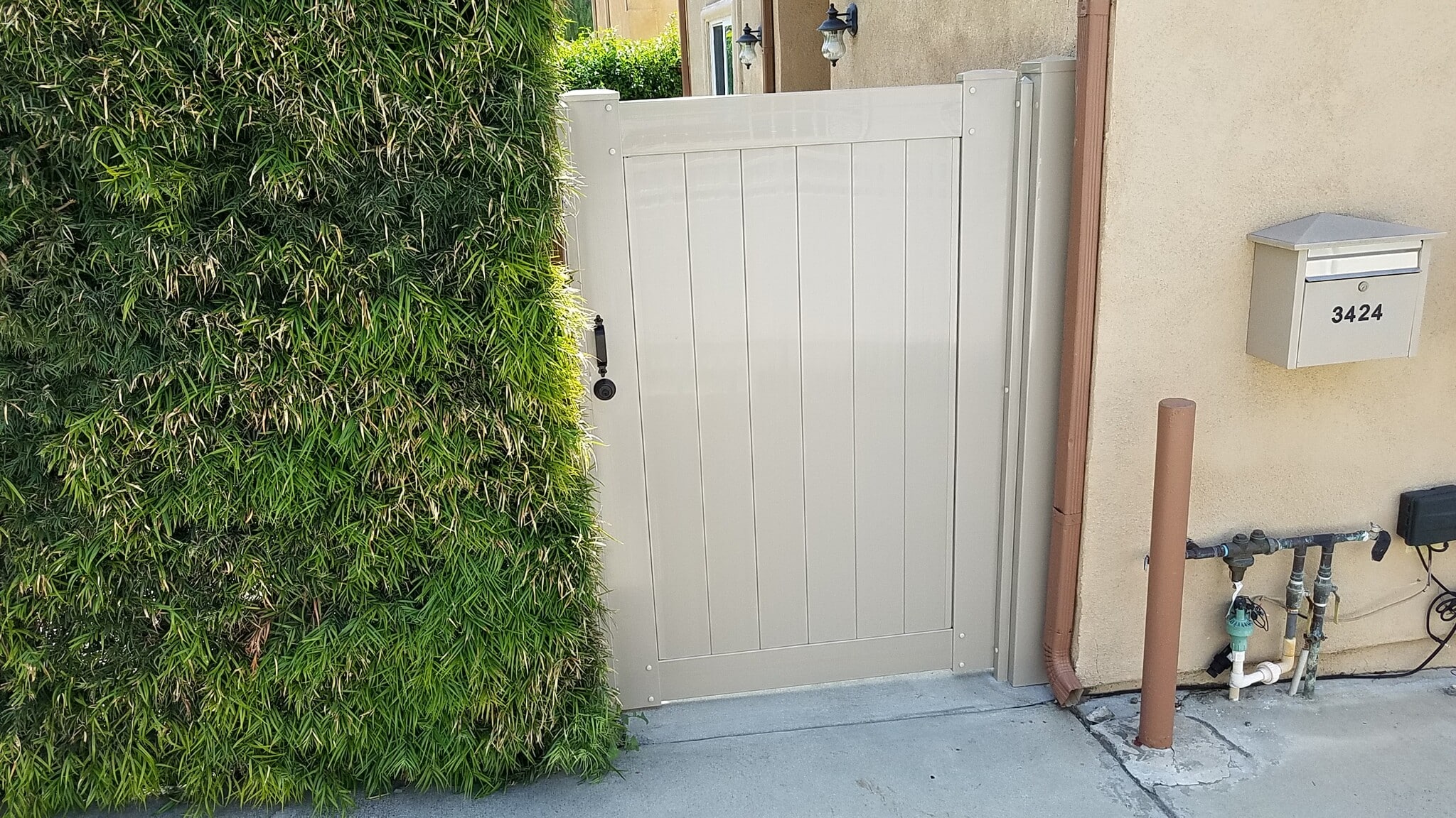 Gated Entry with Deadbolt lock - 3424 Bellevue Ave