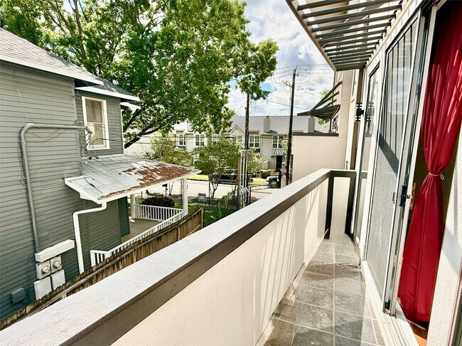 Building Photo - 608 W Drew St