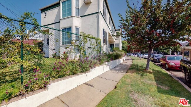 Building Photo - 1309 Devon Ave