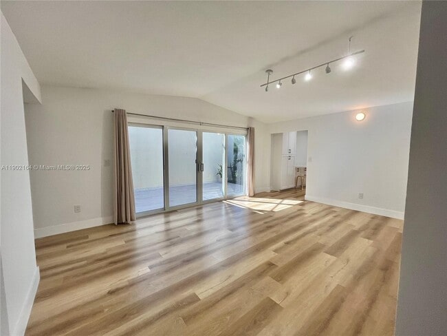 Building Photo - 10909 SW 117th Pl