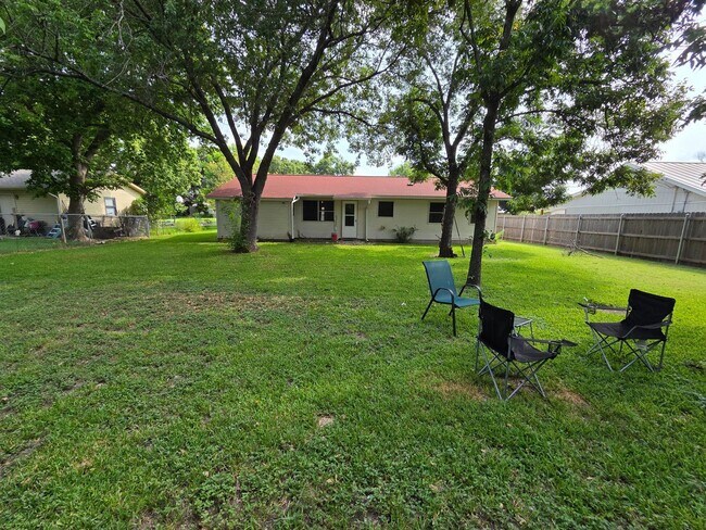 Building Photo - 605 Town Creek Ct