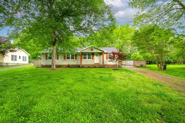 Building Photo - 1143 Bayview Dr