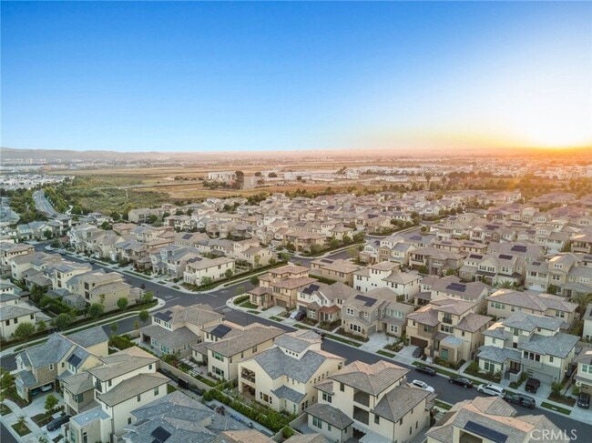 Building Photo - 70 Ray