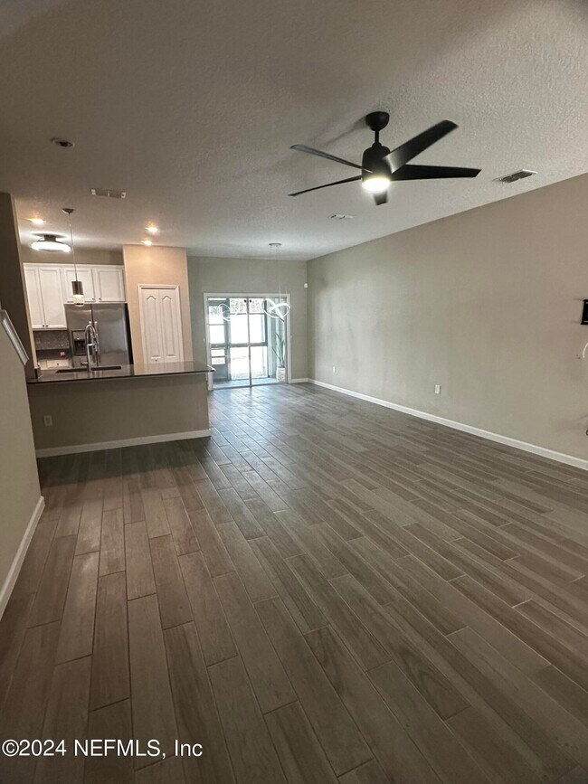 Building Photo - 7371 Palm Hills Dr