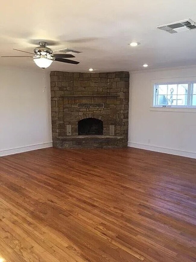 Building Photo - Fantastic 3 bedroom 2 bathroom house in Te...