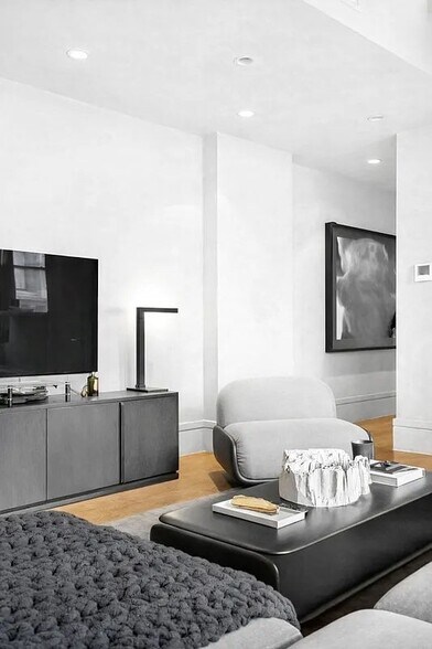 Building Photo - 640 Broadway