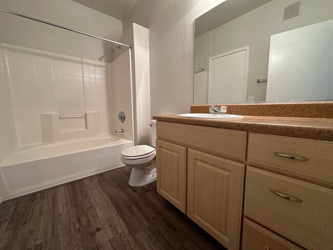 Building Photo - CUTE UPSTAIRS CONDO UNIT , LOCATED IN A GATED COMMUNITY 2 BEDROOM / 2 FULL BATH