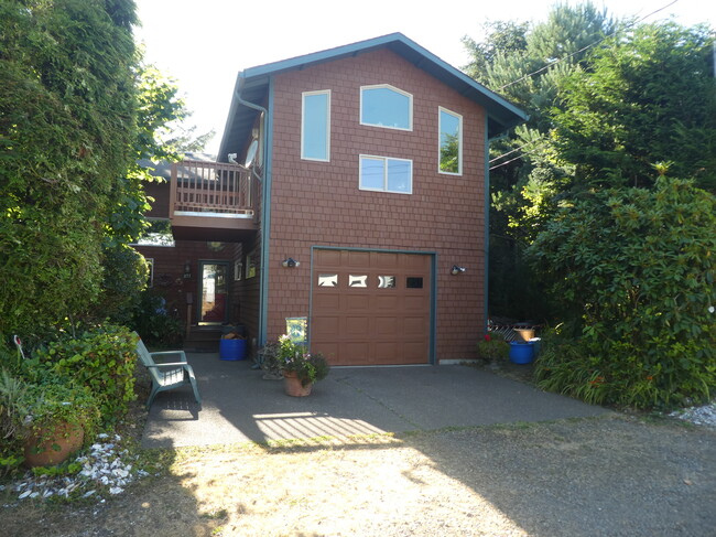 Building Photo - 277 N Dolphin St