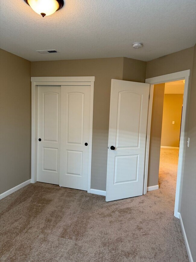 Building Photo - Beautiful 3 Bedroom House with High Ceilin...