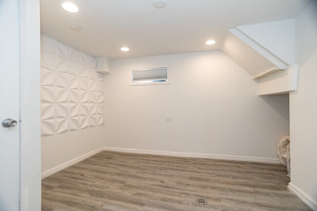 Building Photo - 9945 Sunnyside Ave