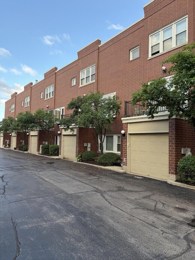 Building Photo - Ideally Located Lincoln Park Townhouse
