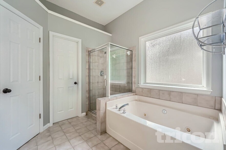 Building Photo - 2242 Rosemoore Walk NE