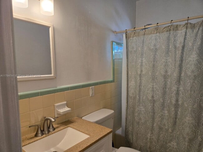 Building Photo - 1152 Bayview Dr