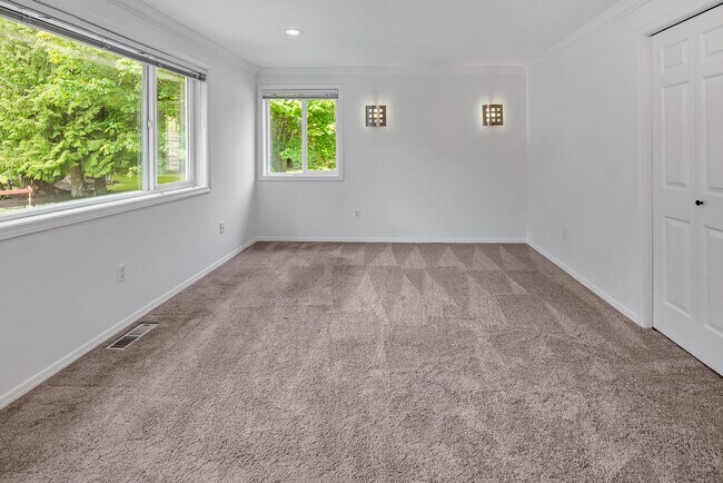 Building Photo - Luxurious 4-Bedroom Family Home Minutes Aw...