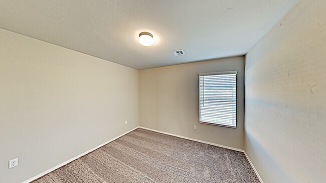 Building Photo - *MOVE IN SPECIAL: 2nd Month's Rent FREE, C...