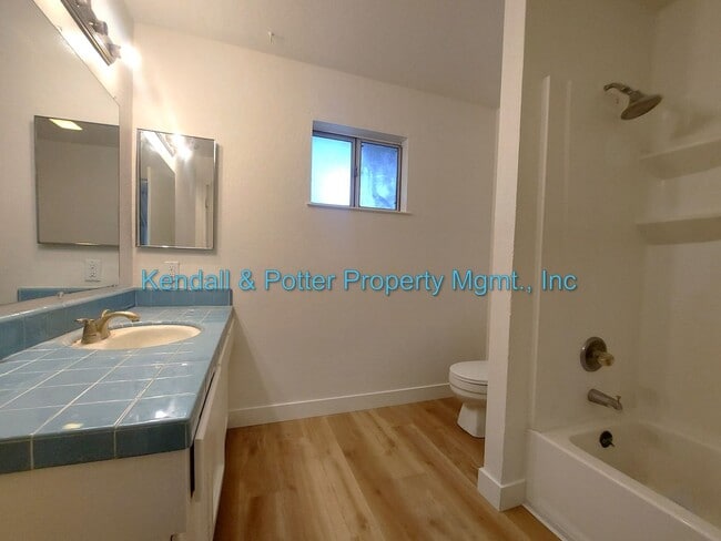 Building Photo - Spacious 2br Duplex with Yard!