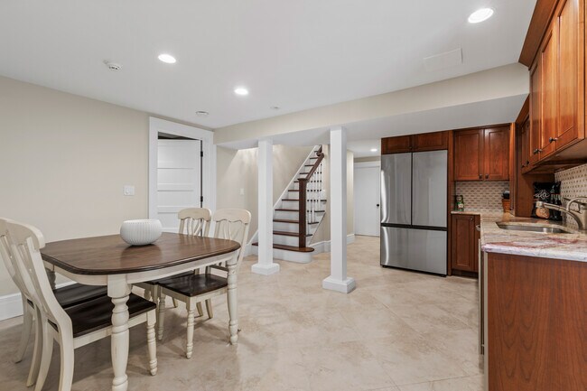Building Photo - 47 Greenacres Ave