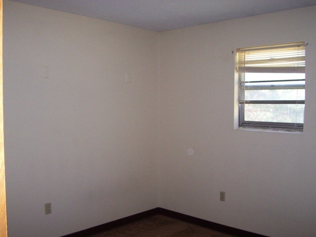 Building Photo - 708 W 12th St