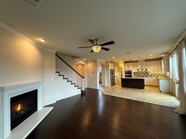 Building Photo - Large 4 Bedroom House in Hiddenbrook Commu...