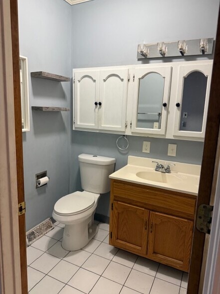 Full Bathroom - 615 Short St