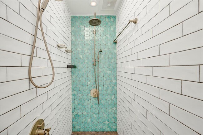 Building Photo - 2404 Barton Skyway