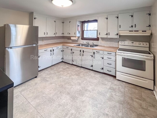 Building Photo - 241 Mallego Rd