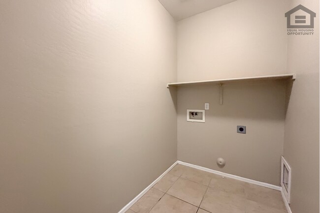 Building Photo - 4Bed/2.5 Bath House at Greenway/75th Ave! Ready for Immediate Move-In! -- Gated Community!