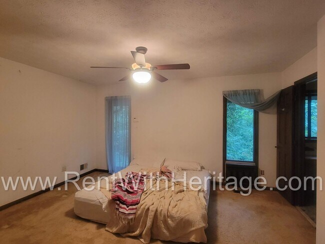 Building Photo - Charming Cabin Style Home on 1.3 Acres / F...