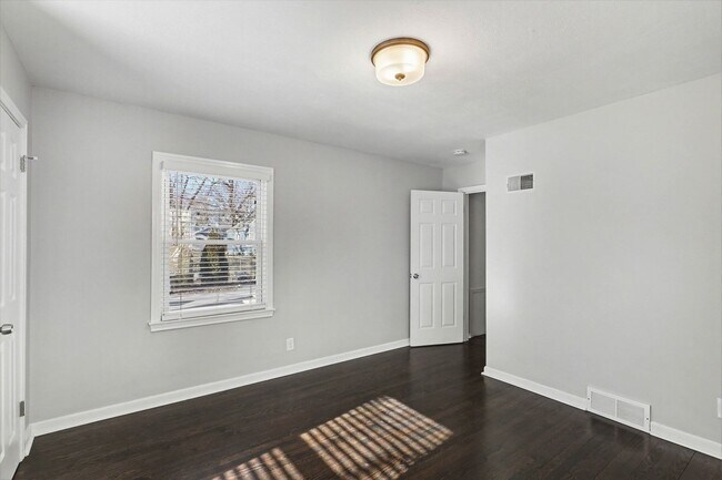 Building Photo - Remodeled 2 Bedroom 1.5 Bath - Overland Park