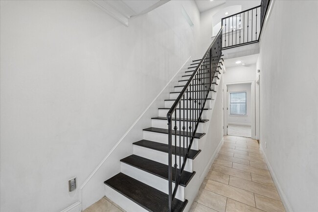 Building Photo - 734 W 20th St