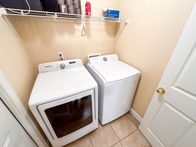 Building Photo - 3 Bed/ 2.5 Bath Pet Friendly Home!